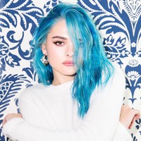 Penyanyi muda Charlotte Lawrence mengumumkan di Instagramnya bahwa dia positif terinfeksi COVID-19. Beberapa hari lalu dokterku memberitahu ku bahwa aku terkena COVID-19. Banyak dari kita yang juga akan terkena. Aku benar-benar baik-baik saja, tulisnya di Instagram pada Rabu (18/3/2020). Charlotte yang mengisi soundtrack film Birds of Prey itu pun meminta pada para pengikutnya di Instagram untuk mendoakannya. Dia juga menyarankan agar siapapun di luar sana untuk tetap berada di dalam rumah, baik yang sakit ataupun tidak. Foto: Dok. Instagram