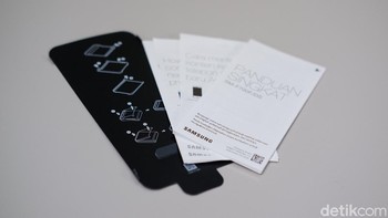 Tidak hanya panduan singkat, Samsung memberikan tata cara pemasangan case. Foto: Adi Fida Rahman/detikINET