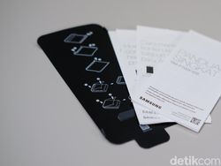 Unboxing Ponsel Layar Lipat Samsung Harga Rp 21,8 Juta