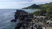 Debur ombak yang pecah menghempas karang. Sangat nikmat jika duduk sambil disapa angin laut yang bertiup. (Abdy Febriady/detikcom)