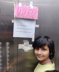 Anak-anak di India, Taruh Tusuk Gigi di Lift Untuk Cegah Virus Corona