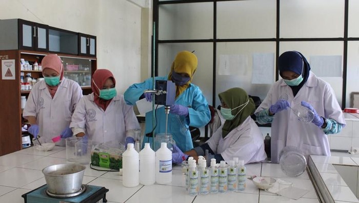 Universitas Muhmmadiyah Magelang bikin hand sanitizer