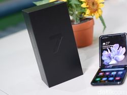 Unboxing Ponsel Layar Lipat Samsung Harga Rp 21,8 Juta