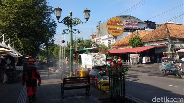 Antisipasi Corona, Pemda DIY Semprot Disinfektan di Malioboro 