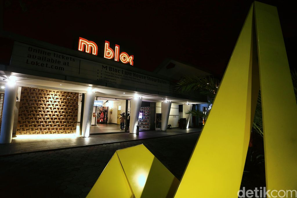 Tempat nongkrong seru M Bloc Space, Jakarta, terlihat sepi, Kamis (19/3) malam. Sepinya pengunjung disebabkan mewabahnya virus corona.