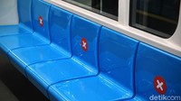 Kini para penumpang MRT Jakarta duduk dengan dibatasi jarak 1 kursi.