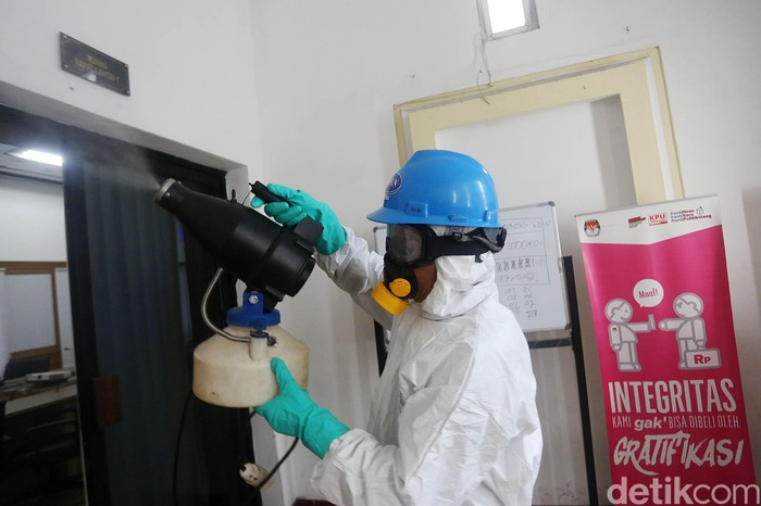 Penyemprotan Disinfektan di Gedung KPU Petugas melakukan penyemprotan di Kantor KPU Pusat, Jakarta, Jumat (20/3/2020). Penyemprotan ini dilakukan guna mencegah penyebaran virus corona. Mulai hari ini seluruh karyawan KPU bekerja dari rumah.