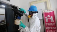 Petugas melakukan penyemprotan disinfektan di Gedung KPU, Jakarta, Jumat (20/3/2020).