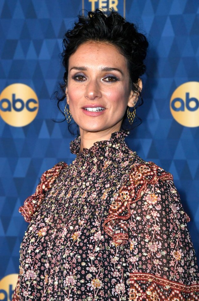 Selain Indira Varma, satu lagi bintang serial Game of Thrones yang mengungkapkan bahwa dirinya terinfeksi COVID-19. Dia adalah aktris Indira Varma. Indira mengumumkan dia terkena virus Corona melalui akun Instagramnya. Im in bed with it and its not nice. Stay safe and healthy and be kind to your fellow people, tulisnya pada Rabu (18/3/2020). Foto: Getty Images/Frazer Harrison
