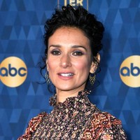 Selain Indira Varma, satu lagi bintang serial Game of Thrones yang mengungkapkan bahwa dirinya terinfeksi COVID-19. Dia adalah aktris Indira Varma. Indira mengumumkan dia terkena virus Corona melalui akun Instagramnya. Im in bed with it and its not nice. Stay safe and healthy and be kind to your fellow people, tulisnya pada Rabu (18/3/2020). Foto: Getty Images/Frazer Harrison