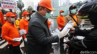 Ketua Majelis Pertimbangan Organisasi Kosgoro (MPO) 1957 Agung Laksono ikut turun ke jalan untuk membagikan masker kepada pengendara, Jumat (20/3/2020).