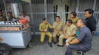 Di galeri instagramnya pun banyak pose seru Arya Bima saat kulineran. Ia juga pernah menyambangi kawasan Suryakencana yang jadi salah satu pusat kuliner. Di sini ia jajan es jahe kocok sekaligus memantau penataan pasar di jalan ini. Foto: instagram @aryabimasugiarto