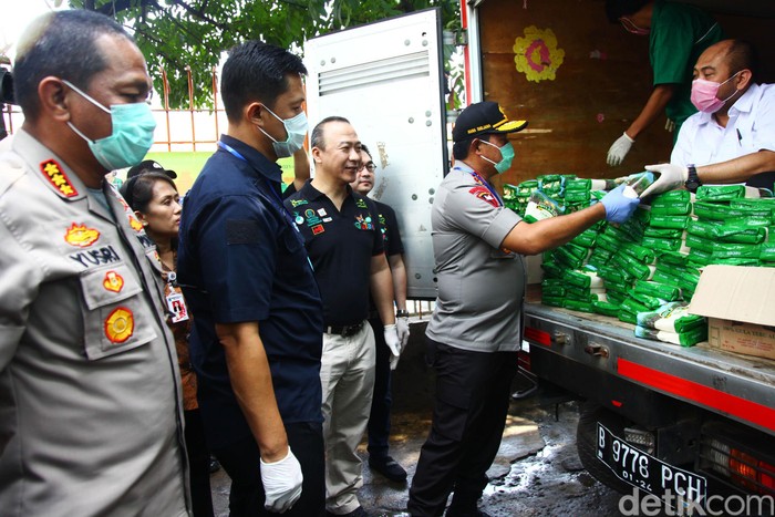 Kapolda Metro Jaya Irjen Nana Sudjana melakukan sidak ke Pasar Palmerah, Jakarta Barat, untuk mengecek ketersediaan bahan pangan di tengah wabah Coronavirus Disease 2019 (COVID-19), Jumat (20/3/2020). Irjen Nana memastikan stok pangan untuk kebutuhan masyarakat DKI Jakarta masih mencukupi.