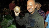 Menghampiri pedagang di pasar sambil mendengar curhatan para pedagang adalah salah satu tugas Arya Bima. Sambil diselingi candaan, Arya tetap memantau harga bahan pangan. Abaikan kelapa yang bentuknya mirip kepala saya ini, ujar Arya. Foto: instagram @aryabimasugiarto