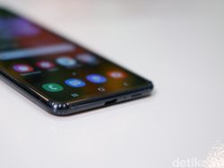 Unboxing Ponsel Layar Lipat Samsung Harga Rp 21,8 Juta