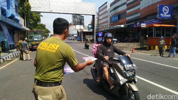 Satpol pp ciamis bagikan selebaran corona