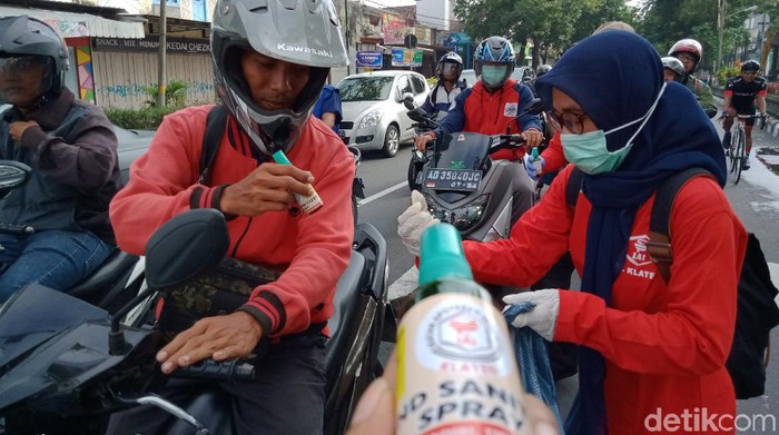 Apoteker bagikan hand sanitizer gratis ke pengguna jalan di Klaten, Sabtu (21/3/2020).