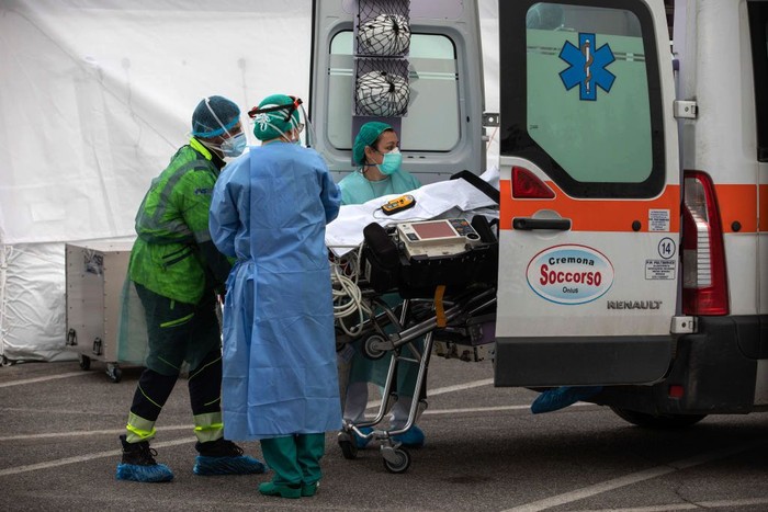 Korban Tewas Akibat Corona di Italia Terus Meningkat Otoritas Italia melaporkan 627 kematian baru akibat virus Corona atau COVID-19 dalam sehari. Jumlah total korban meninggal di Italia kini melampaui 4 ribu orang
