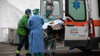 Tim medis membawa pasien virus Corona (COVID-19) ke rumah sakit darurat di Cremona, Italia, Jumat (20/3/2020) waktu setempat.