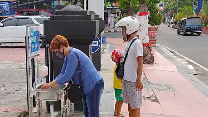 Guna menerapkan hidup sehat dan mengurangi penyebaran virus Corona yang merebak, penyediaan fasilitas cuci tangan mulai disediakan di beberapa tempat umum seperti ini. Termasuk di halaman Kantor perbankan Cabang Bank BRI Blitar, Jawa Timur.