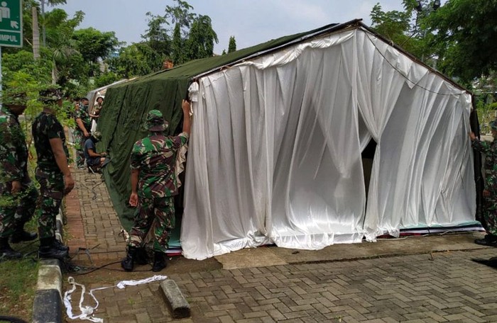RS Darurat untuk Pasien Suspect Corona di Jakarta Timur Tenda untuk rumah sakit darurat telah didirikan di RSKD Duren Sawit, Jakarta Timur. Rumah sakit darurat
itu akan digunakan untuk menangai pasien suspect corona.