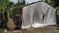  Personel Kodim 0505/Jakarta Timur membantu mendirikan tenda yang akan dijadikan rumah sakit darurat. Dok. Kodim 0505