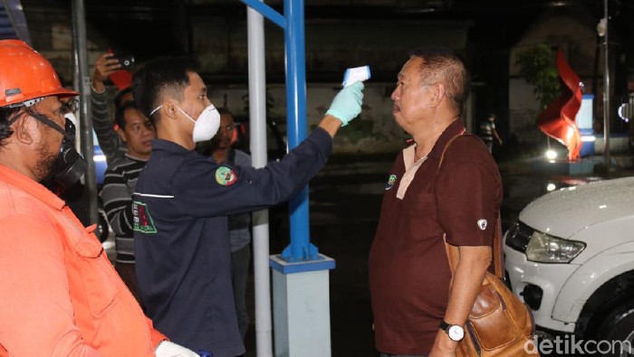 Salah satu anggota DPRD Blora saat dilakukan tes suhu tubuh usai kunker, Kamis (19/3/2020).
