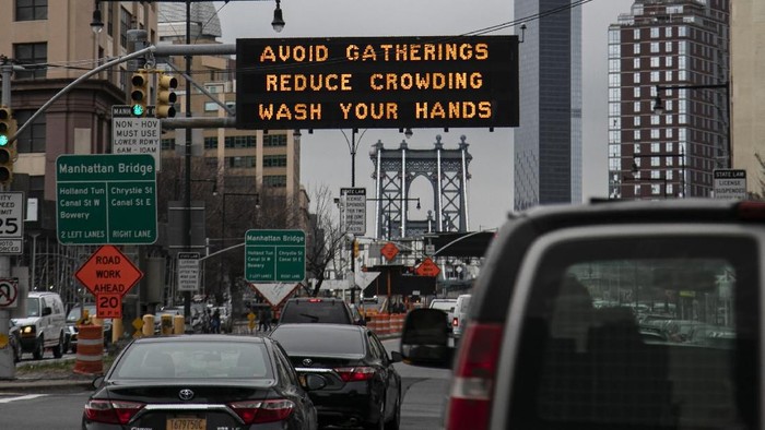Warga New York diimbau menghindari acara berkumpul di tengah pandemi virus Corona The Manhattan bridge is seen in the background of a flashing sign urging commuters to avoid gatherings, reduce crowding and to wash hands in the Brooklyn borough of New York, on Thursday, March 19, 2020. In a matter of days, millions of Americans have seen their lives upended by measures to curb the spread of the new coronavirus. For most people, the new coronavirus causes only mild or moderate symptoms. For some it can cause more severe illness. (AP Photo/Wong Maye-E)