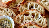 Siap dimakan! Potongan sourdough dengan celupan minyak zaitun dan bahan-bahan lain andalan Hannah P. Foto: Instagram blondieandrye