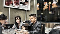Pergi berlibur ke luar negeri begini momen Detri dan keluarga saat sedang berada di salah satu restoran. Mereka tampak sedang memilih makanan. Foto: Instagram @detriwarmanto