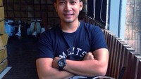 Tetap terlihat tampan walau sudah memiliki dua orang anak, begini santainya Detri saat mengabadikan momennya menikmati segelas es teh manis. Foto: Instagram @detriwarmanto