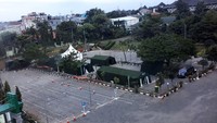 Sejumlah petugas menyiapkan sejumlah fasilitas di rumah sakit darurat tersebut. Posko kesehatan juga didirikan di kawasan RSKD Duren Sawit. Dok.Kodim 0505  