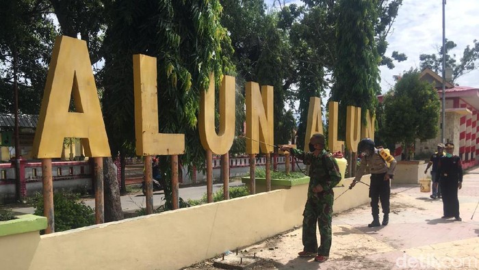 Alun-alun di Polewali Mandar, Sulbar, disemprot disinfektan.
