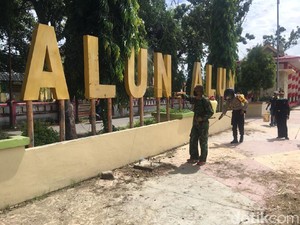 Cegah Corona, Perkantoran hingga Alun-alun di Sulbar Disemprot Disinfektan
