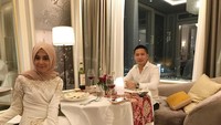 Saat ini Detri Warmanto sedang mengarantina dirinya sendiri di rumah selama 14 hari. Itu merupakan anjuran dari dokter yang memeriksanya saat itu. Detri mengaku kalau tidak diberikan obat apapun dan hanya disuruh beristirahat serta menyantap makanan sehat. Sebelumnya, ini momen kuliner Detri yang romantis bersama istri tercinta. Foto: Instagram @detriwarmanto