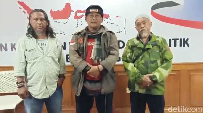 Massa copot spanduk masjid bandung raya minta maaf