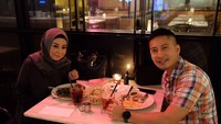 Aktor 33 tahun ini menanggapi secara positif tentang virus corona yang dialaminya. Ia juga tidak terlihat tertekan karena hal ini. Detri juga sosok yang sangat mencintai keluarganya. Lihat saja nih momen romantisnya bersama istri tercinta saat makan malam di salah satu restoran. Foto: Instagram @detriwarmanto
