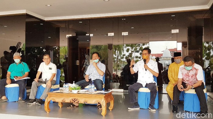 Wali Kota Batam, HM Rudi, saat menyampaikan informasi terbaru terkait pasien positif Corona (Agus Siagian/detikcom)