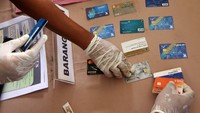 Selain tersangka, polisi juga mengamankan sejumlah kartu ATM.