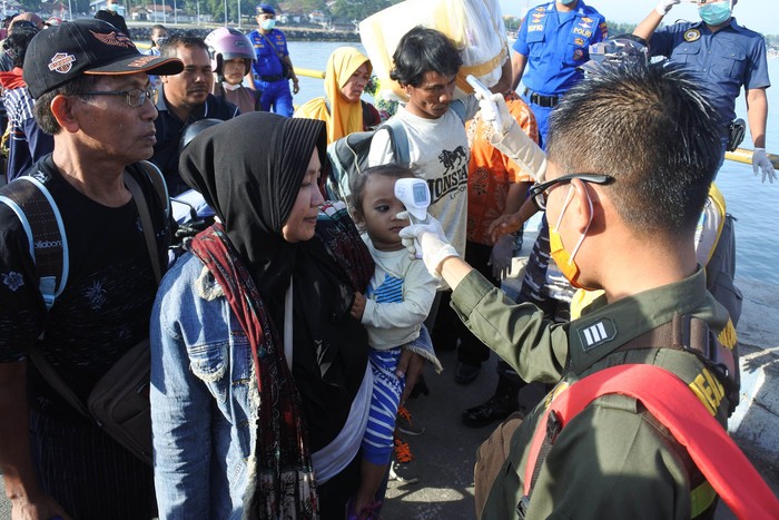 KSOP Kelas IV Panarukan terus berupaya cegah penyebaran virus corona. Pemeriksaan suhu tubuh penumpang terus digalakkan di Pelabuhan Jangkar, Situbondo.