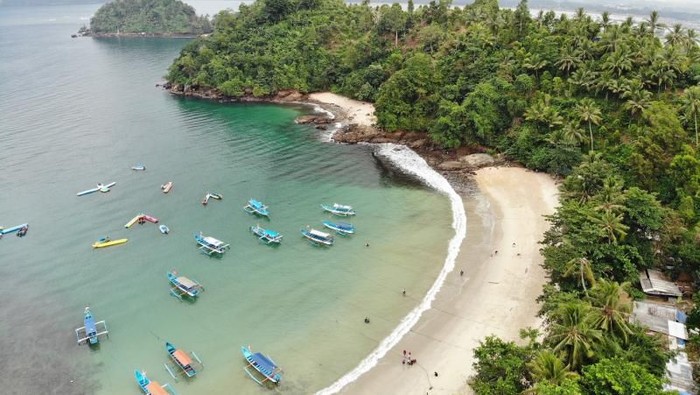 Tengok Indahnya Pantai Karanggongso Trenggalek