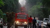Petugas terus berjibaku di atas kendaraan pemadam kebakaran yang menjadi alat untuk dilakukan penyemprotan guna meminimalisir penyebaran COVID-19 di ruang udara dan ruas jalan yang menghubungan dua provinsi yakni Jakarta dengan Banten.