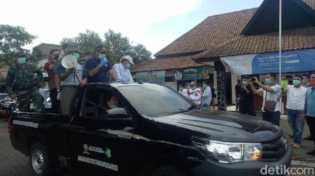Wabup Sumedang Keliling Pakai Bak Terbuka Minta Warga Diam di Rumah