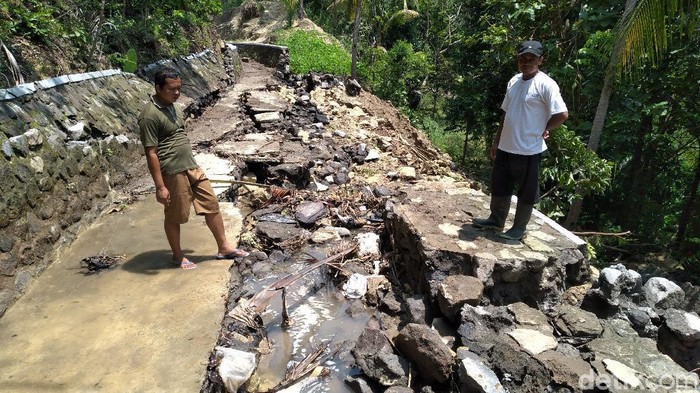 Saluran irigasi sepanjang 40 meter di Pedukuhan Gayam, Kalurahan Banyuroto, Kapanewon Nanggulan, Kulon Progo ambrol, Sabtu (21/3/2020).