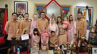 Sebentar lagi mendekati bulan Ramadhan, semoga Detri lekas pulih dari virus corona dan bisa berkumpul sekaligus merayakan Ramadhan 2020. Sepert momen kumpul keluarganya saat Hari Raya Idul Fitri tahun lalu. Foto: Instagram @detriwarmanto
