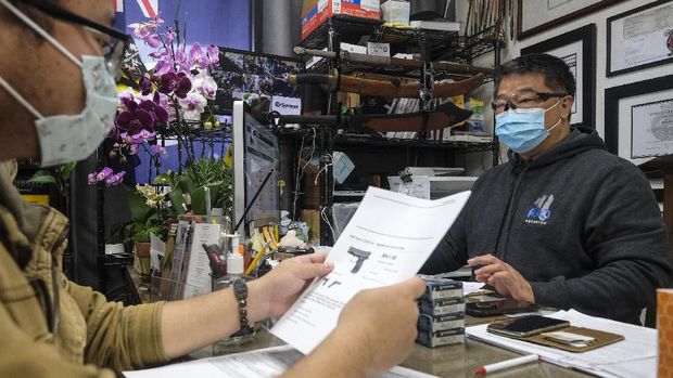 Warga AS membeli senjata api di tengah pandemi virus Corona