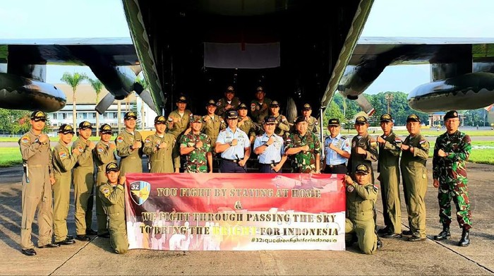 Kru Pesawat C-130 Hercules Skadron Udara 32 Lanud Abdulrachman Saleh Malang sebelum bertolak ke negeri Tiongkok untuk mengambil obat2an dan peralatan kesehatan yang sangat dibutuhkan pejuang2 kesehatan kita dalam memerangi epidemi Covid 19 di seluruh Tanah Air.