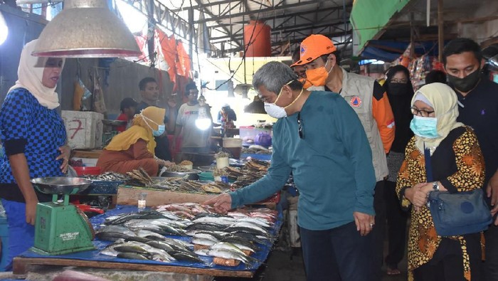 Gubernur memantau ketersediaan pangan di pasar lama Mamuju
