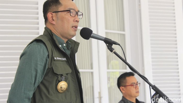 Ridwan Kamil bagikan masker gratis
