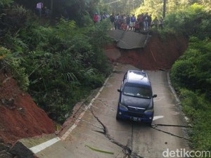 Jalan di Cianjur Ambles hingga 3 Meter, Satu Mini Bus Terjebak